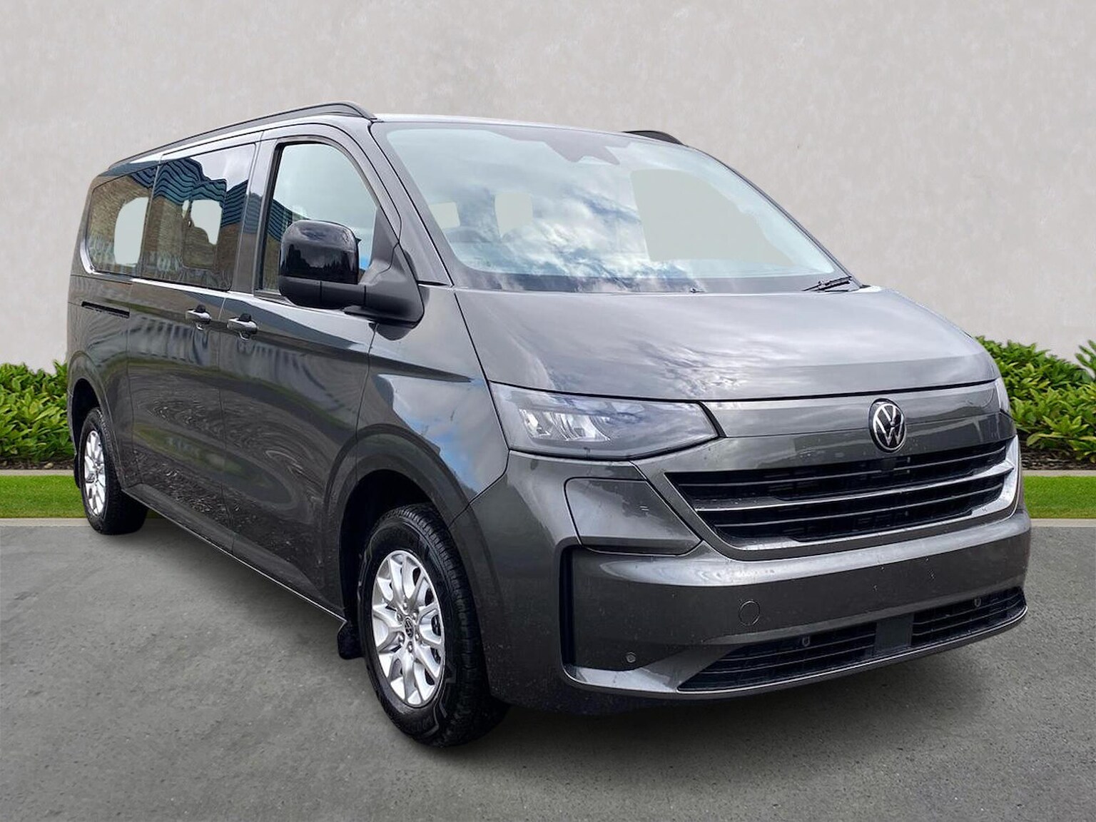 VOLKSWAGEN TRANSPORTER SHUTTLE T32 LWB ELECTRIC 160Kw 70Kwh Minibus Life Auto